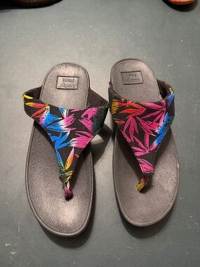 Lucky Feet Women's Black Multi Tropical Print Thong Sandals